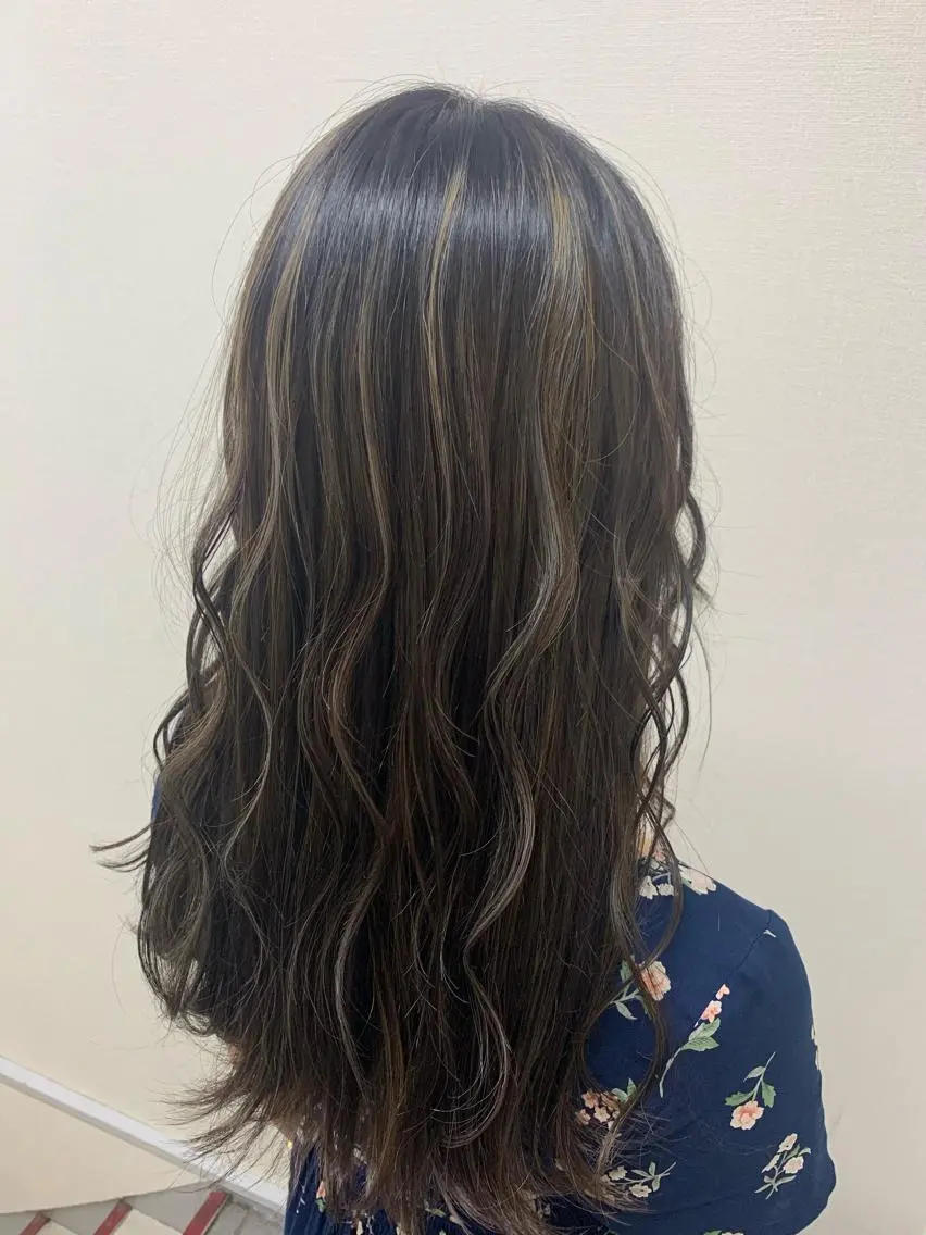 ロング ハイライト ヘアカラー 🫧透明感カラー🫧 美髪矯正🫧チサトのヘアスタイル