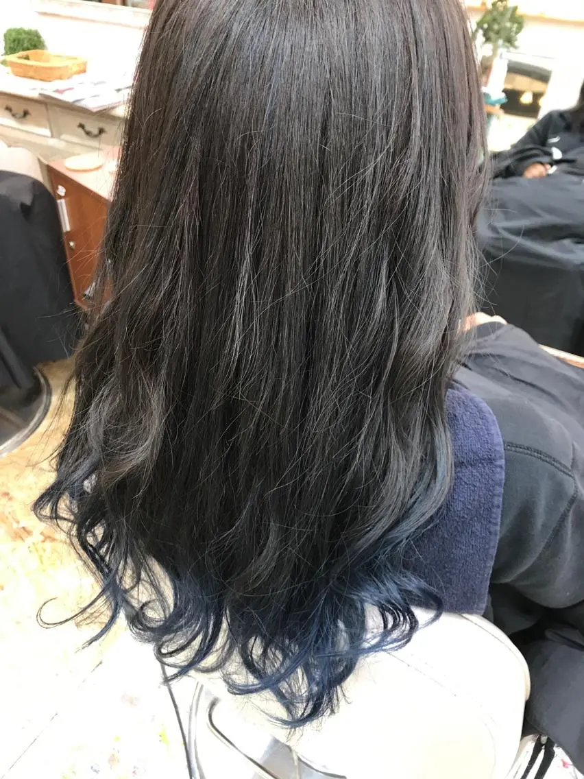 セミロング カラー ブルーカラー グラデーションカラー ハイライトカラー ハイライト 平尾 拓也のヘアスタイル