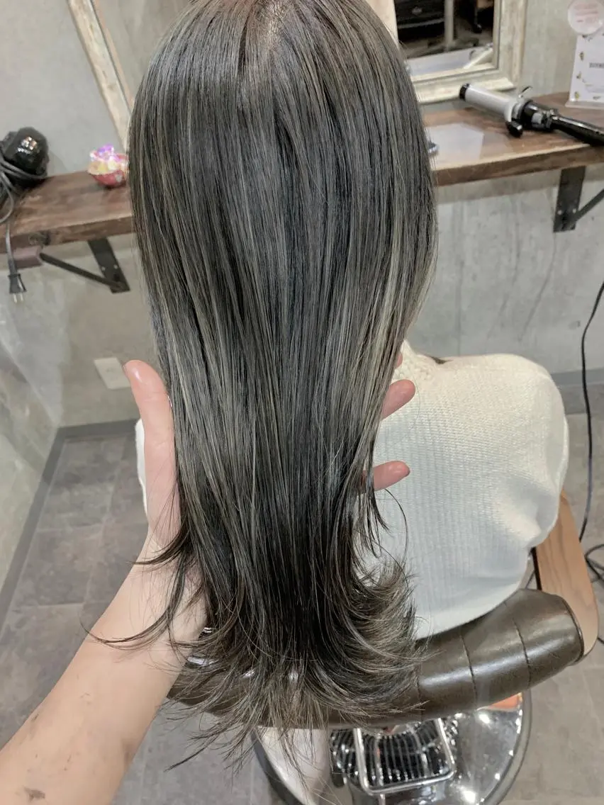 ロング カラー 鷺谷 玲奈のヘアスタイル