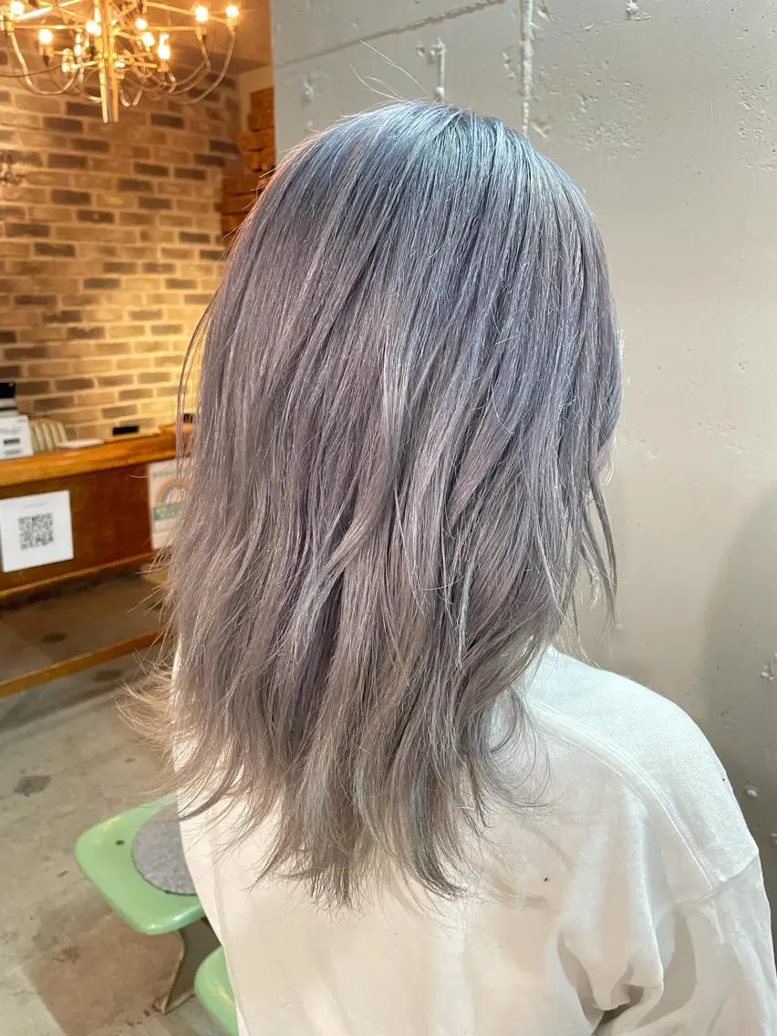 セミロング カラー ブリーチ ハイトーンカラー シルバー ホワイトシルバー 🍀アレンジ簡単ヘア ☘️石田万里奈🍀のヘアスタイル