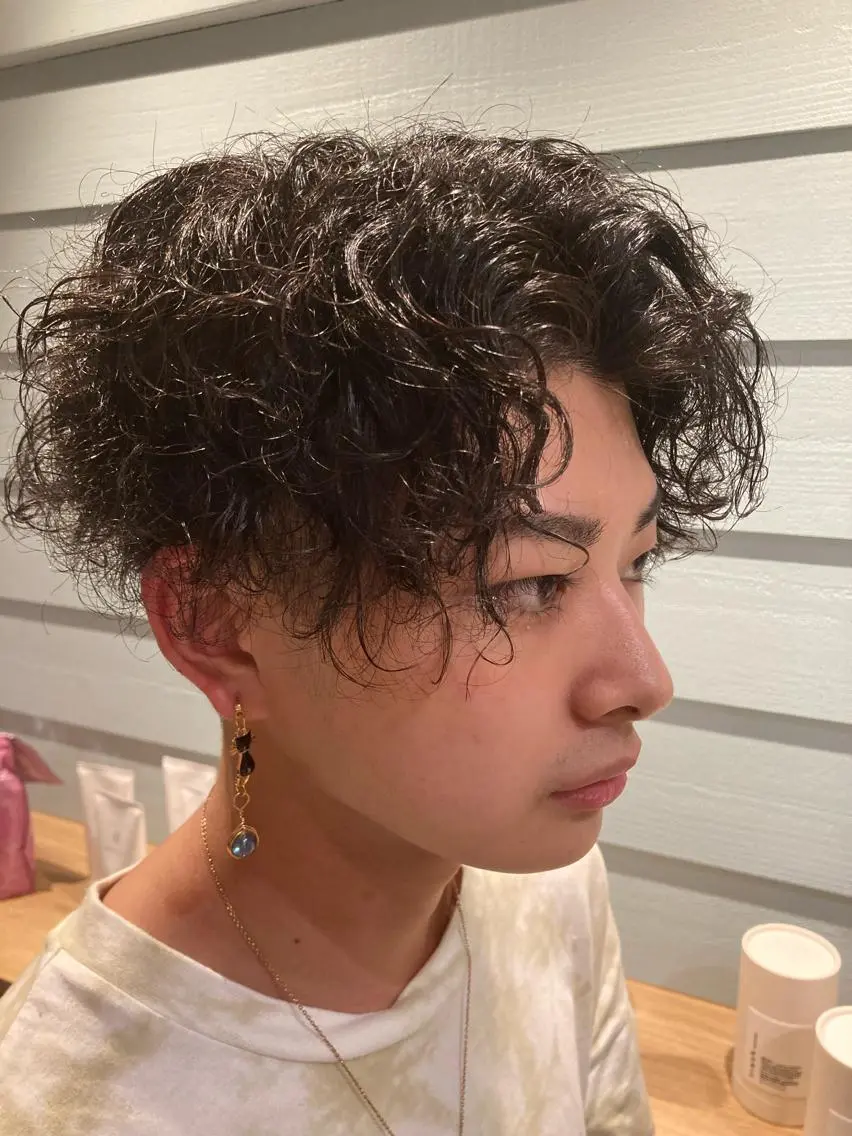 ミディアム パーマ メンズ ミディアムパーマ メンズパーマ スパイラルパーマ カット パーマ 内村 純也のヘアスタイル