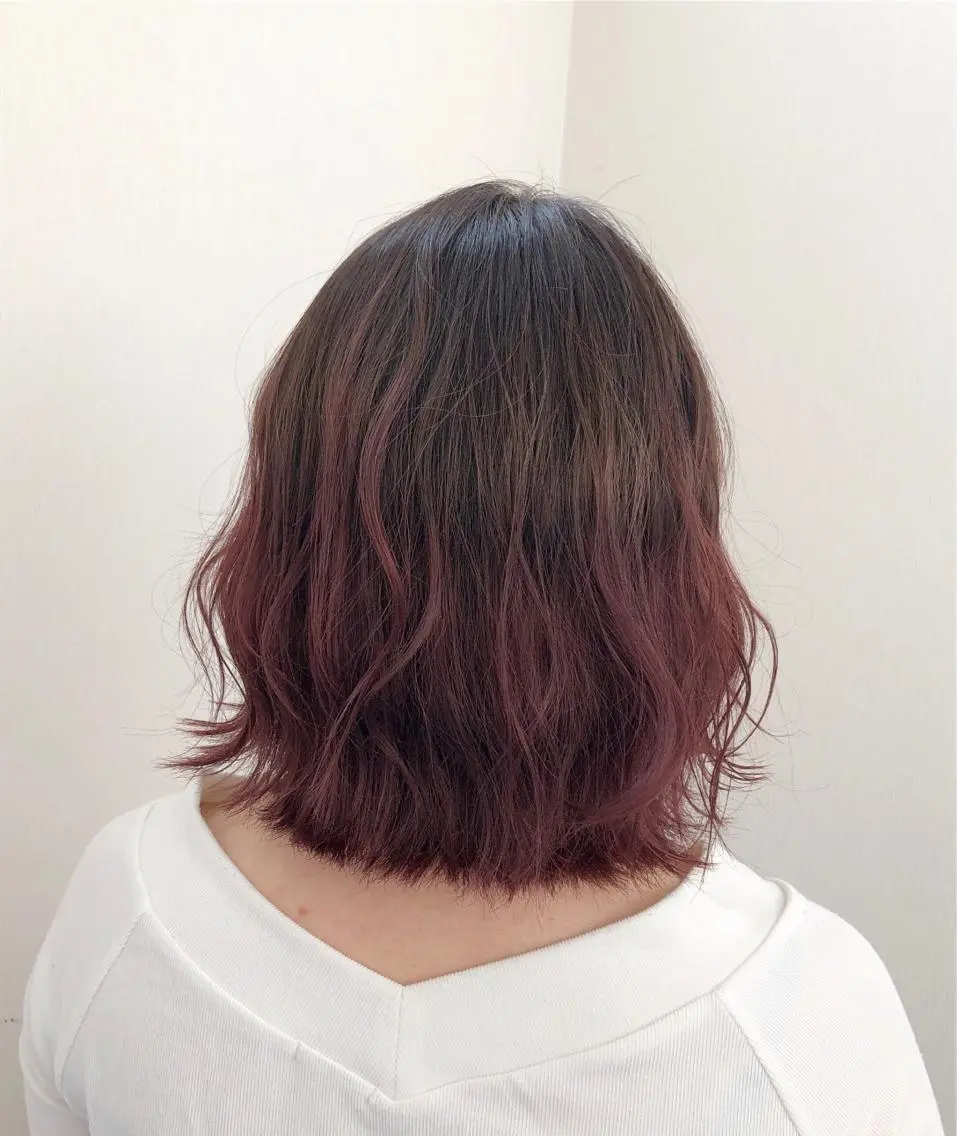 ミディアム カラー ボルドーカラー グラデーションカラー 白井 つづりのヘアスタイル