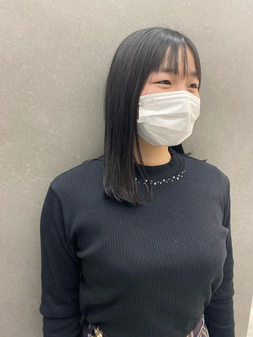 セミロング パーマ ストレートパーマ 韓国🇰🇷レイヤー カットオリーブカラーのヘアスタイル