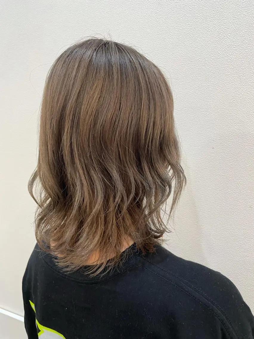 ミディアム カラー 内田温子大人女性 ハイライト、ボブのヘアスタイル