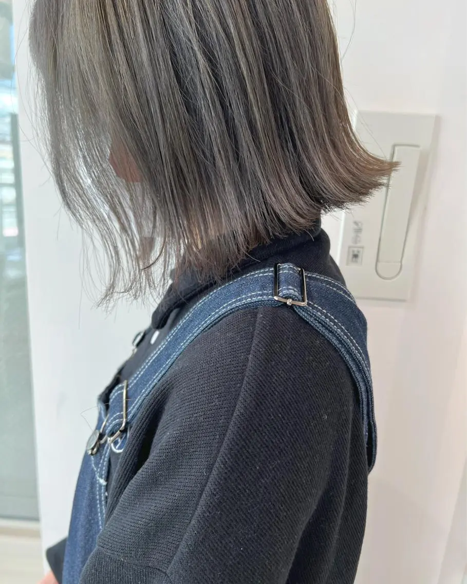 ミディアム カラー 切りっぱなしボブ ブリーチ グレージュ ボブ ボブ・レイヤーカット 吉敷航一のヘアスタイル