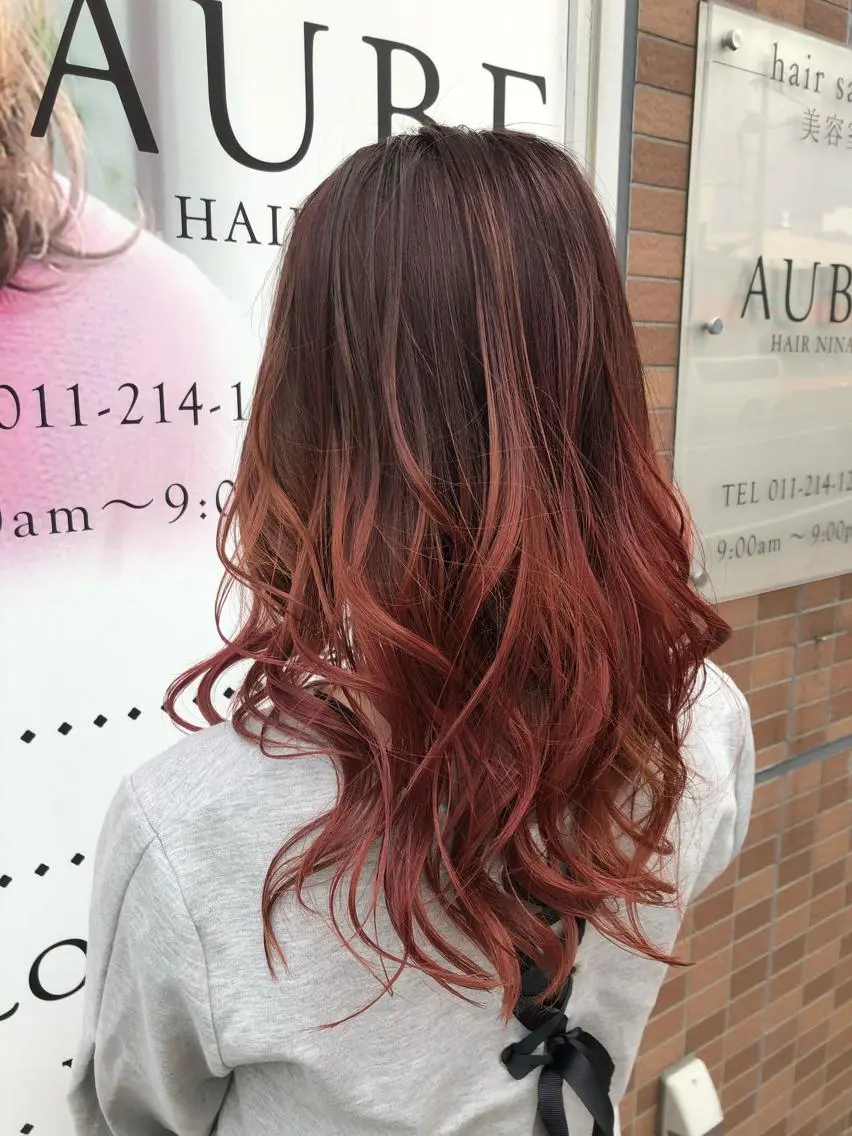 ロング カラー パーマ ヘアアレンジ グラデーションカラー オレンジ 鳴海 悠のその他イメージ