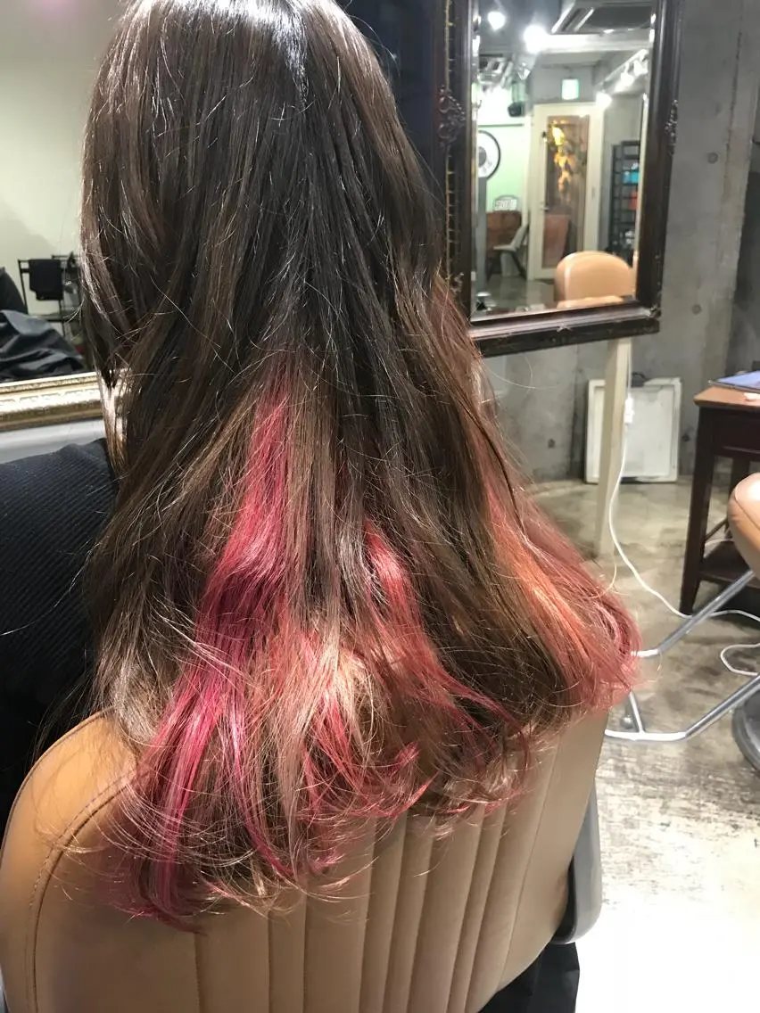 ロング カラー パーマ ヘアアレンジ メンズ キッズ ネイル マツエク・マツパ メンズインナーカラー インナーカラー ピンクカラー カラーマツエク ピンク サロンドミルク 渋谷高比良のヘアスタイル