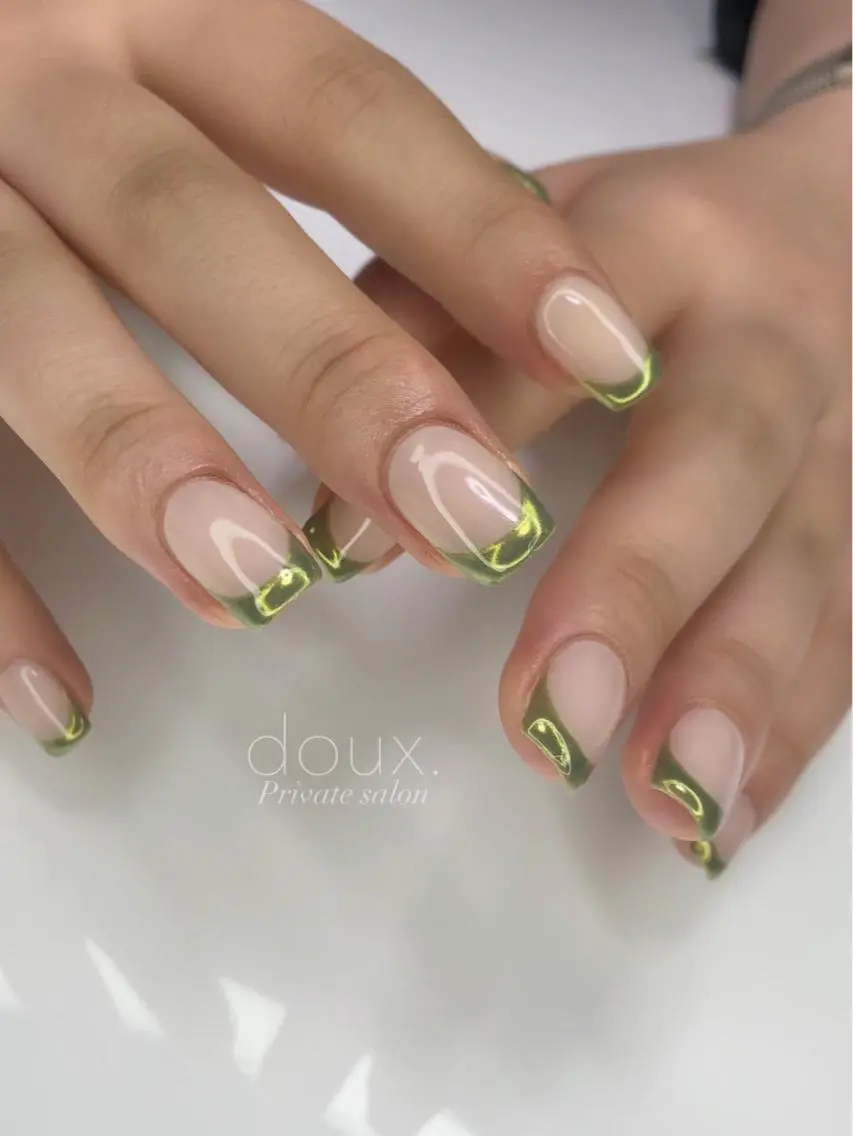 ネイル オーロラネイル フレンチネイル グリーン ニュアンスネイル 春ネイル doux. nailのネイルデザイン