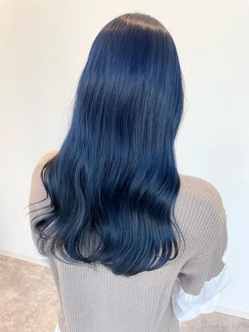 セミロング カラー ブリーチ ブルーカラー ネイビーカラー 岩戸 新のヘアスタイル
