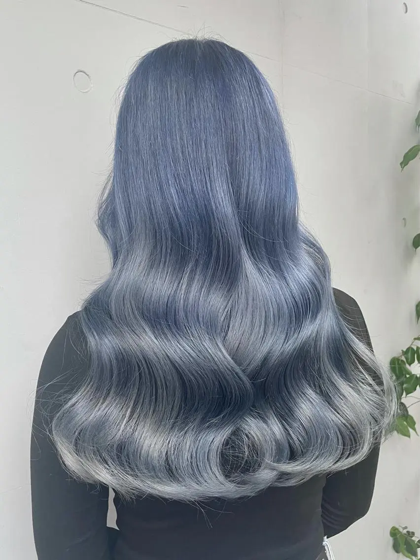 ロング カラー アディクシーカラー ブリーチ ブルーカラー ケアブリーチ ダブルカラー カット ヘアカラー トリートメント もにか🌞原宿/渋谷 🌝ブリーチカラーのヘアスタイル