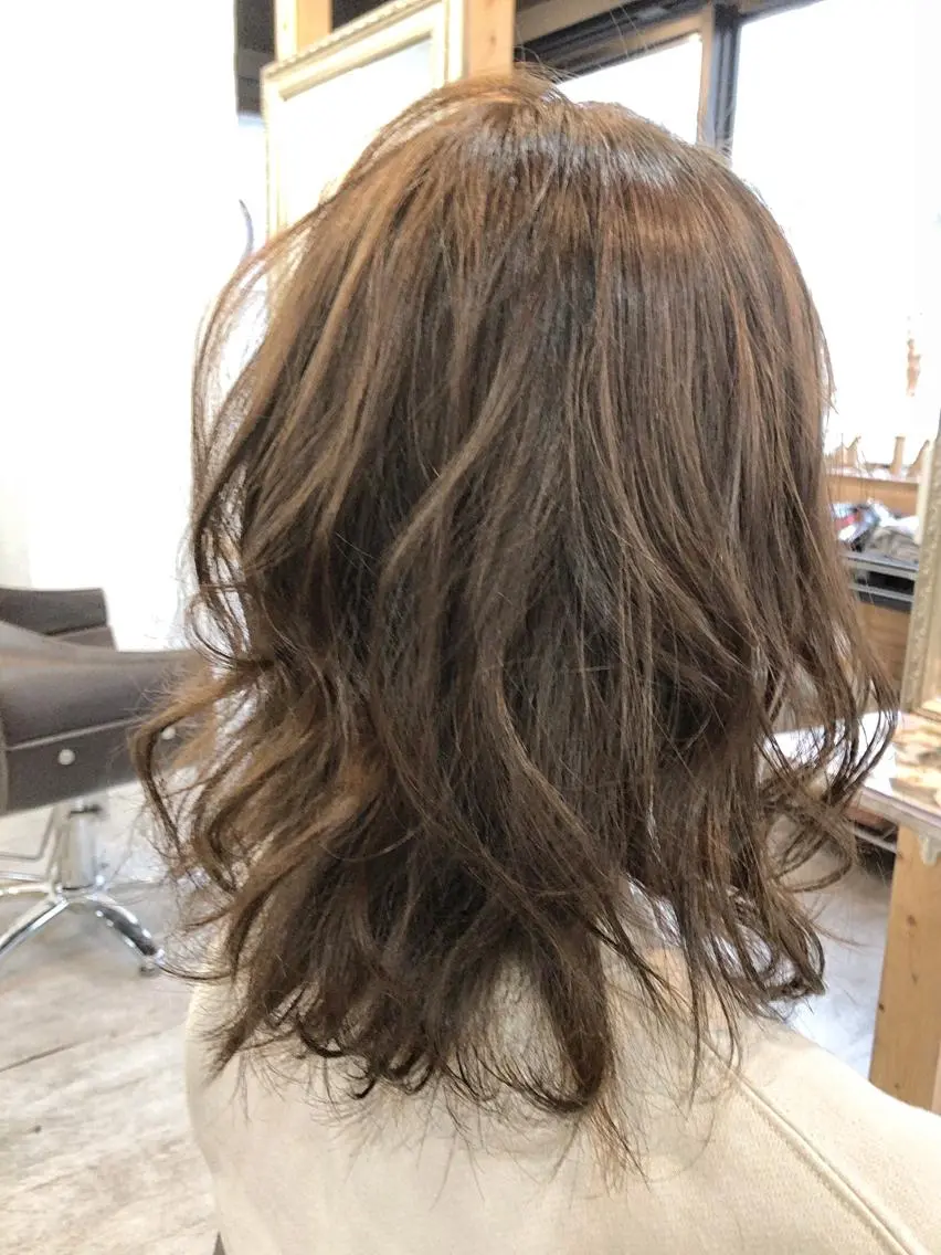 ミディアム 艶髪/ハイトーン Sherryのヘアスタイル