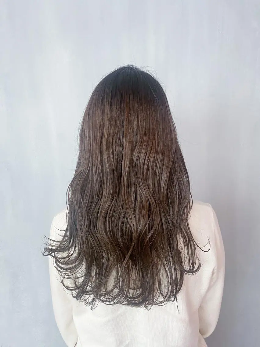 ロング カラー グレージュ ハイライトカラー ハイライト カット ヘアカラー トリートメント TAI透明カラー 柔らかい縮毛矯正のヘアスタイル