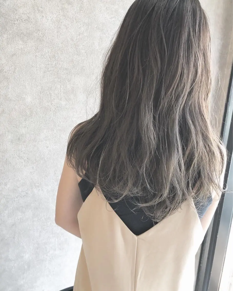 セミロング カラー 顔周りレイヤーカット ブリーチminamiのヘアスタイル