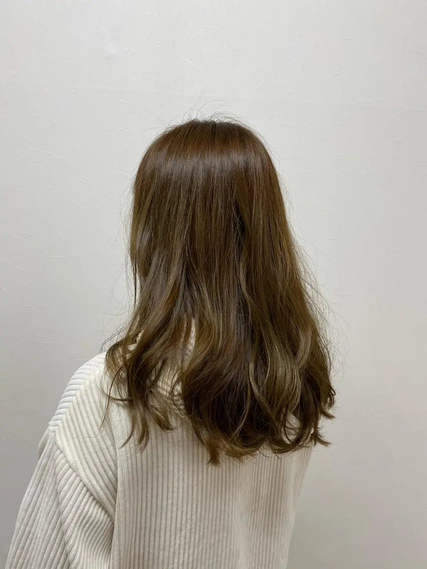 ロング カラー ベージュカラー オリーブベージュ KAITOH ATSUSHIのヘアスタイル