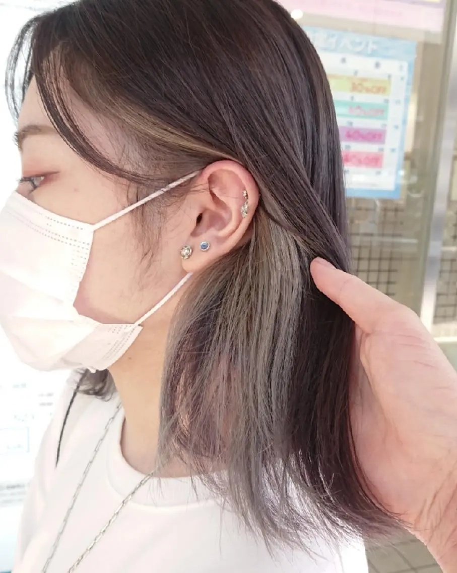 ミディアム カラー ブリーチ ケアブリーチ インナーカラー あらげ 🌈推しカラー🌈ᵕのヘアスタイル
