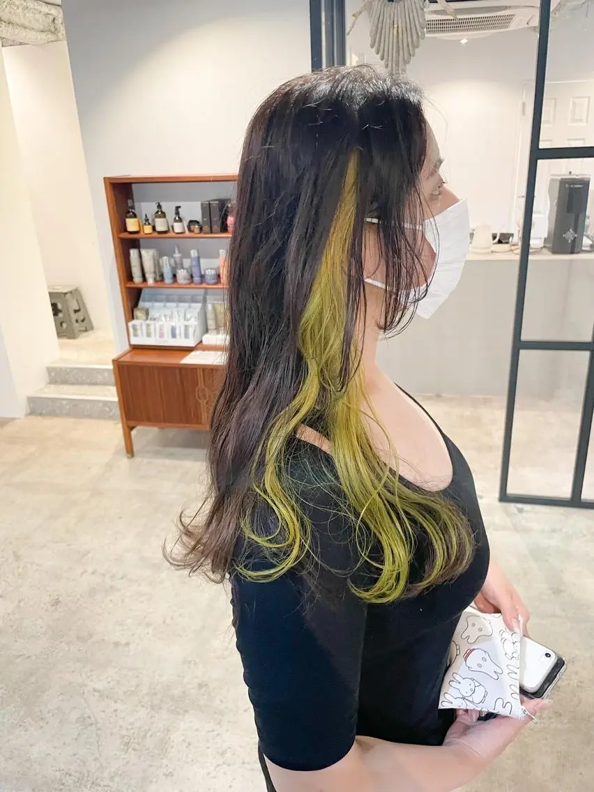 ミディアム カラー アディクシーカラー ブリーチ ブロンド ブルーカラー ハイライトカラー カット ヘアカラー トリートメント CEINE+ officialのヘアスタイル