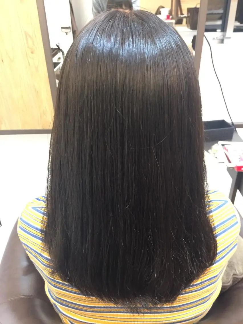セミロング カラー ブリーチ 透明感カラー シルバー 杉本 らなのヘアスタイル