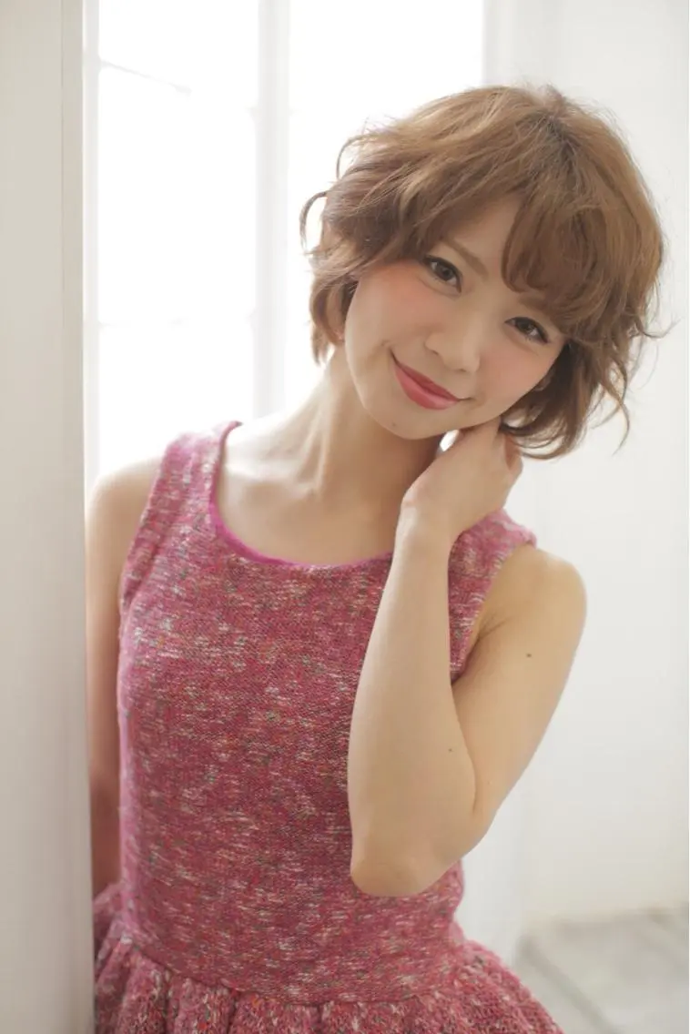 ショート カラー パーマ 黒髪 ボブ 斜めバング 似合わせカット ショートヘア エイト ウメダのヘアスタイル
