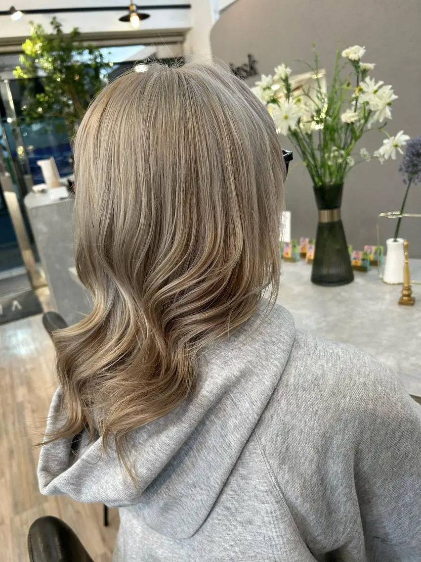 セミロング カラー ベージュカラー ブリーチ 透明感カラー ホワイトベージュ ブリーチ／ヘアセット 🪞🌙minamiのヘアスタイル