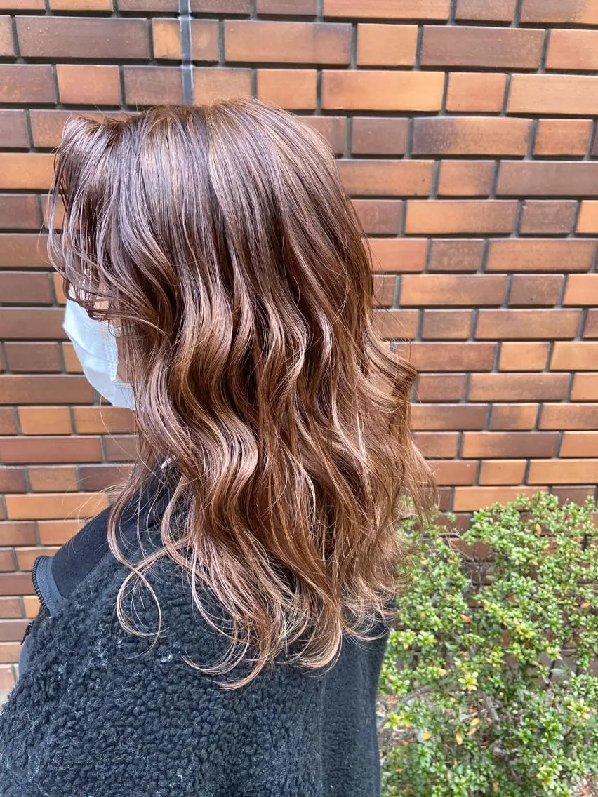セミロング ハイライト なつめ🐶ショート ベージュカラーのヘアスタイル