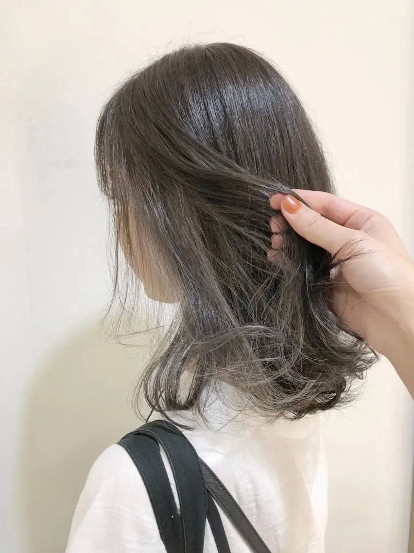 ミディアム カラー ダークグレー グレージュ ハイライトカラー ミルクティーグレージュ ハイライト 大平 美沙のヘアスタイル