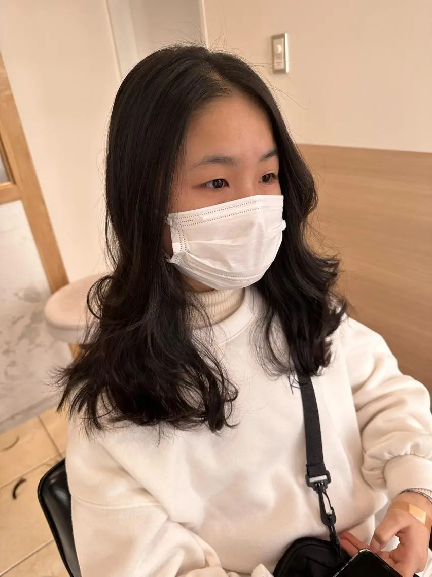 ロング ケアカラー ピンクブラウン 顔周りカット レイヤーカット ロング カット 天野 瑠真のヘアスタイル