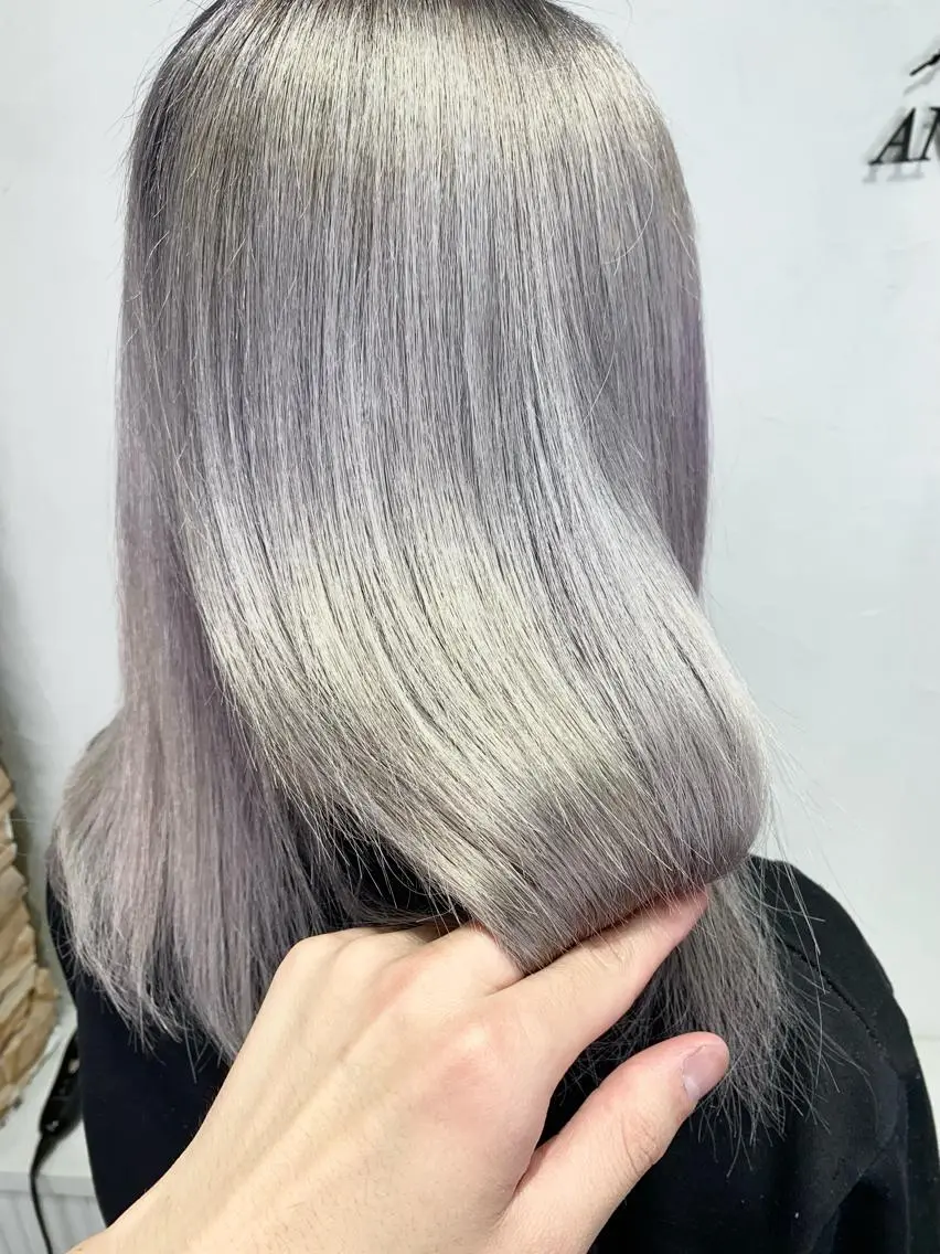 ミディアム カラー ブリーチ シルバー カット ヘアカラー ✨デザインカラー✨ ✂️kouki✂️のヘアスタイル
