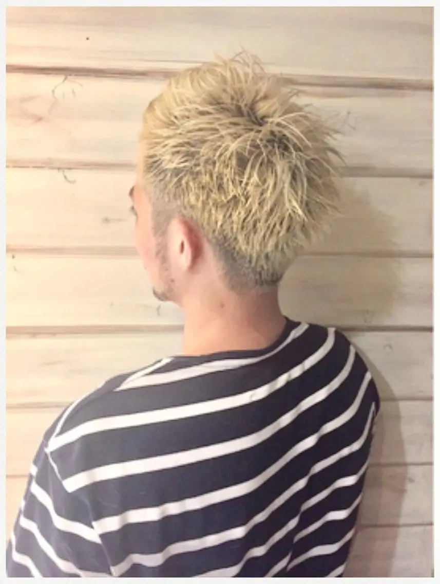 ショート カラー メンズ メンズブリーチ メンズハイトーン ブリーチ ハイトーンカラー ショートヘア 鍵山 千秋のヘアスタイル