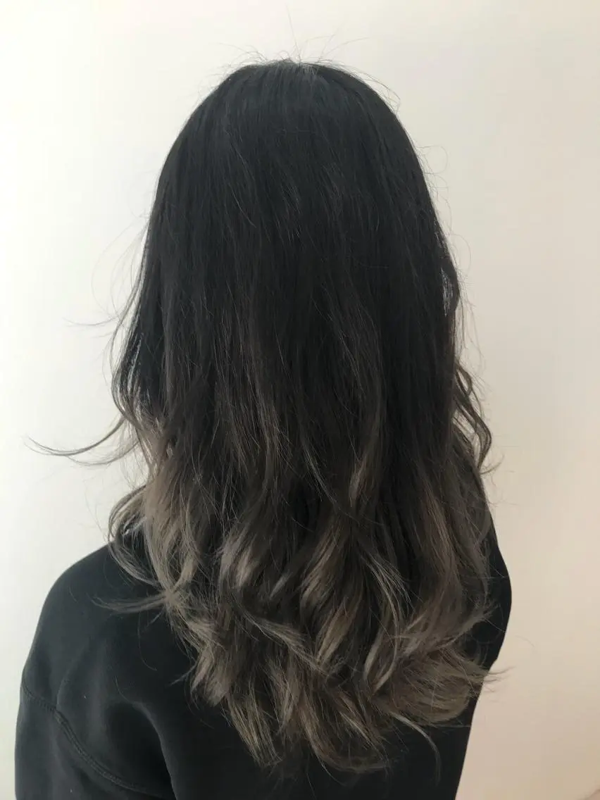 ミディアム カラー グレージュ ウルフカット レイヤーカット上柿のヘアスタイル