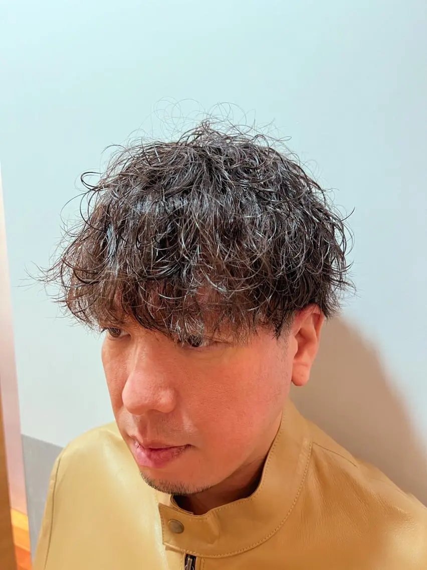 ショート パーマ メンズ メンズパーマ 波巻きパーマ カット パーマ メンズカット曲がる 縮毛矯正佐々木タクマのヘアスタイル