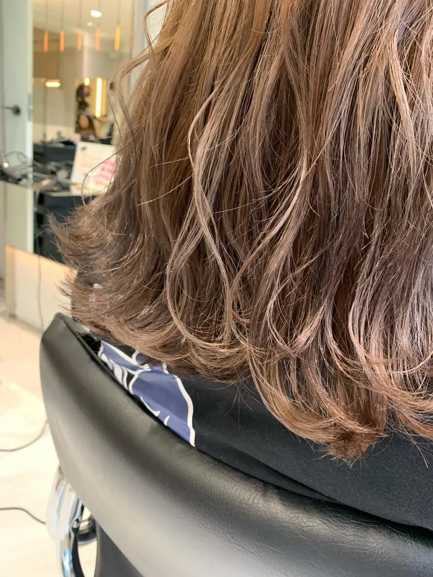 セミロング カラー ブリーチ グレージュ ヘアカラー minami🪷 暖色カラーのヘアスタイル