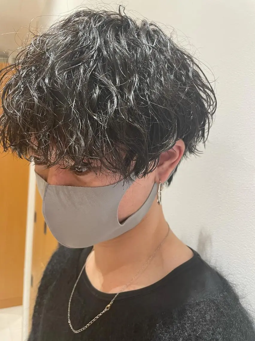 ショート パーマ メンズ メンズハイライト メンズパーマ ハイライト ARMONY秋山輝也 コテ巻き風パーマ特化のヘアスタイル