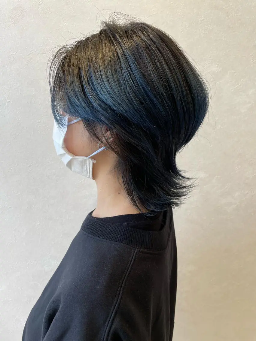 ショート カラー ウルフカット 絹川 琴美のヘアスタイル