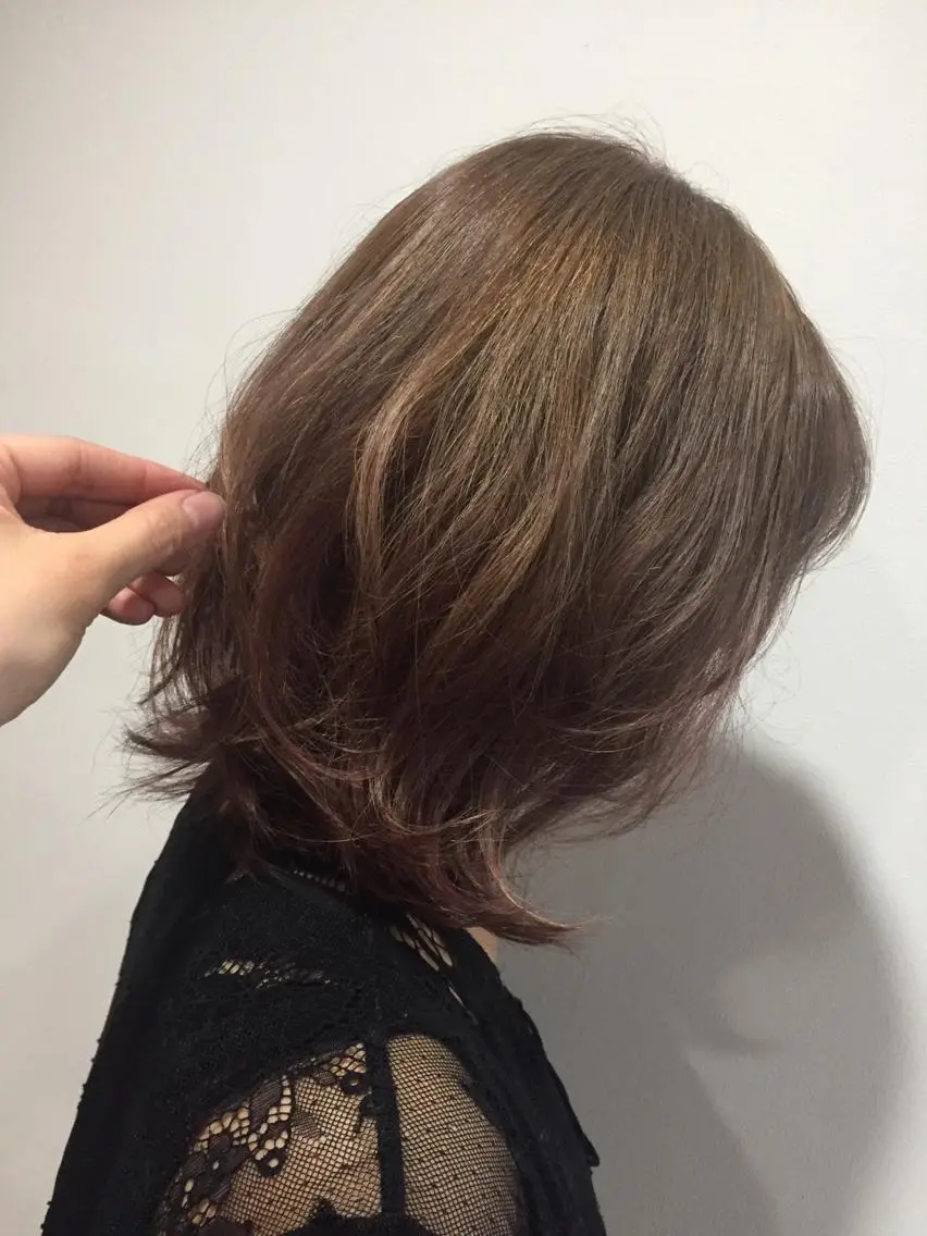 ミディアム カラー パーマ ミディアムレイヤー アッシュ レイヤーカット 川上 恵里香のヘアスタイル