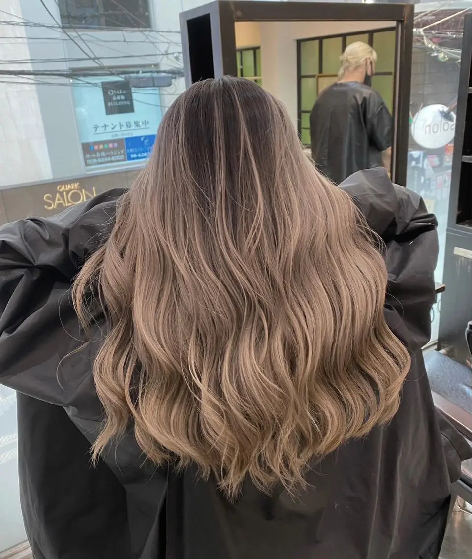 ロング カラー バレイヤージュ ベージュカラー ミルクティーベージュ レイヤーカット ヘアカラー トリートメント 指名数No.1 /NAOYAのヘアスタイル