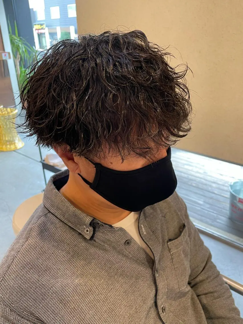 ミディアム パーマ メンズ ミディアムパーマ メンズパーマ 波巻きパーマ カット パーマ 村上 楓弥のヘアスタイル
