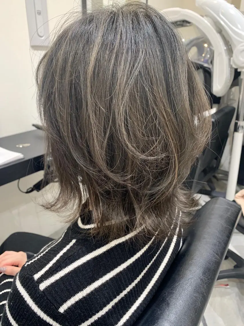 ミディアム カラー ハイライトカラー ハイライト レイヤーカット カット ヘアカラー 喜友名 泉樹のヘアスタイル