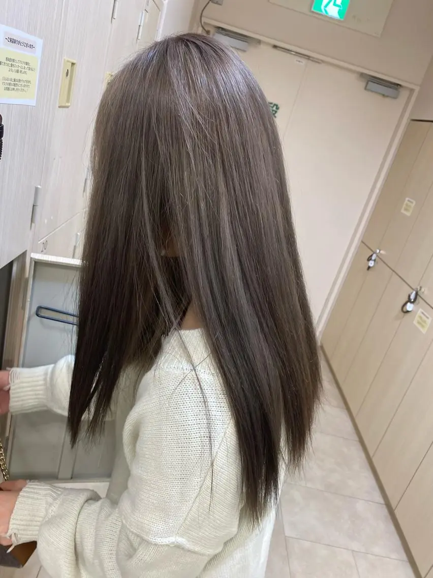 ロング カラー ブリーチ ハイトーンカラー シルバー カット ヘアカラー トリートメント ヘッドスパ narumi🧸のヘアスタイル