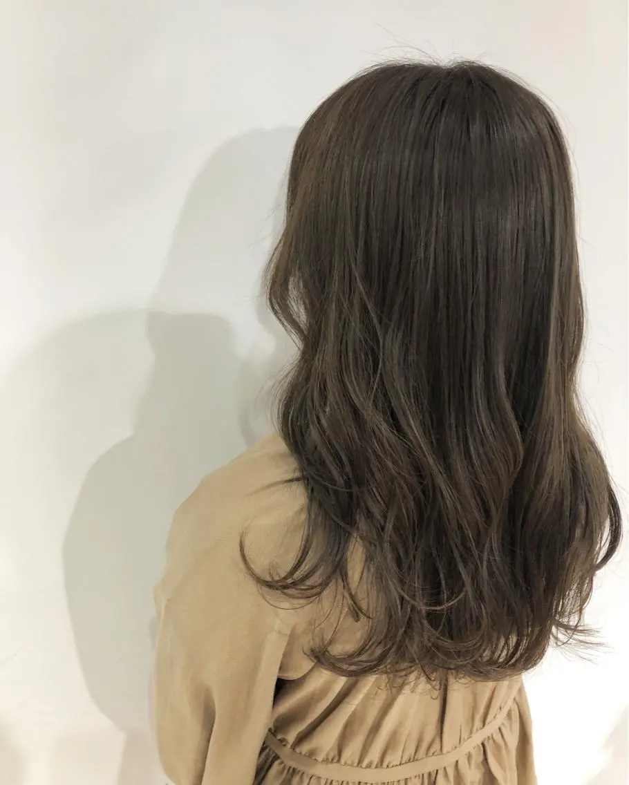 ロング カラー ベージュカラー ハイライトカラー オリーブベージュ ハイライト カット トリートメント 🍊新宿南口🍊 ERINAのヘアスタイル