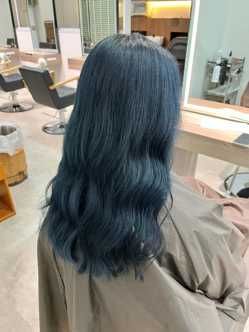 セミロング カラー ブルーカラー ネイビーカラー レイヤー🩵透明感 ೀユイ🌙のヘアスタイル