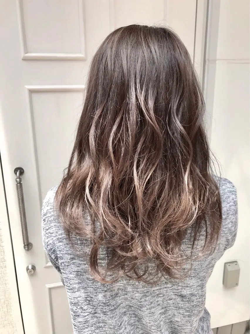 セミロング カラー ベージュカラー グラデーションカラー シルバー Blanco Color&Careのヘアスタイル