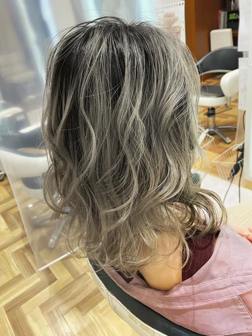 ミディアム ハイライト 高木 麻知子のヘアスタイル