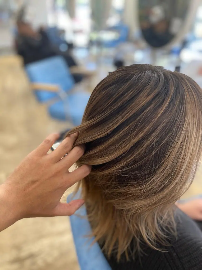 ミディアム カラー ヘアアレンジ バレイヤージュ レイヤーカット カット トリートメント 松井 敬太郎のヘアスタイル