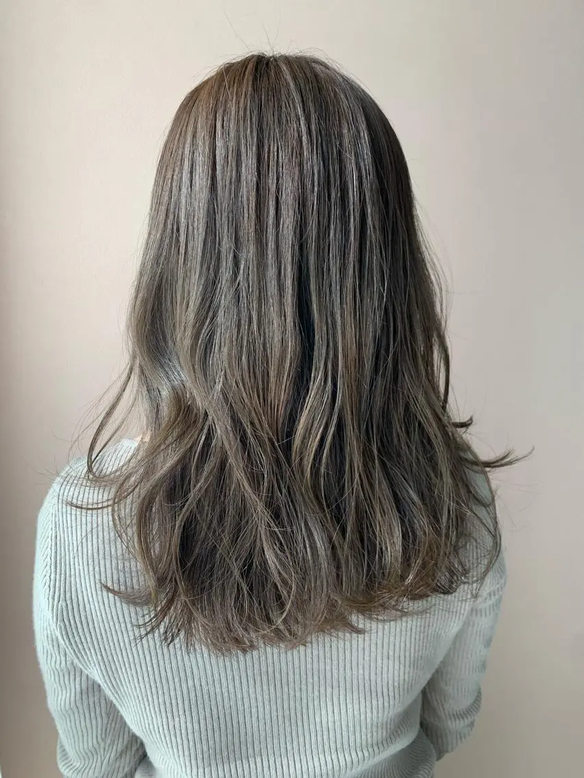 ロング カラー アッシュ ベージュカラー 透明感カラー hubhair レイヤー/透明感のヘアスタイル