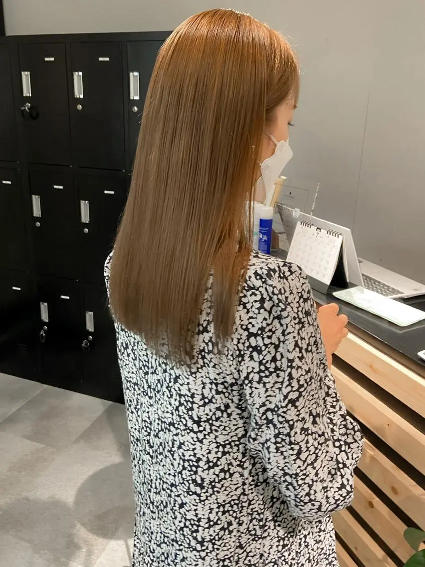 セミロング カラー ベージュカラー ハイライトカラー ミルクティーベージュ ハイライト ヘアカラー トリートメント ウルフカット レイヤーカット上柿のヘアスタイル