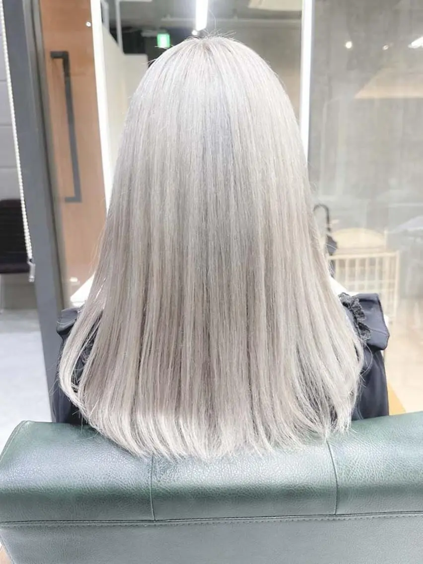 セミロング カラー ヘアアレンジ ブリーチ ケアブリーチ 透明感カラー デザインカラー ハイトーンカラー Days 透明感カラーのヘアスタイル