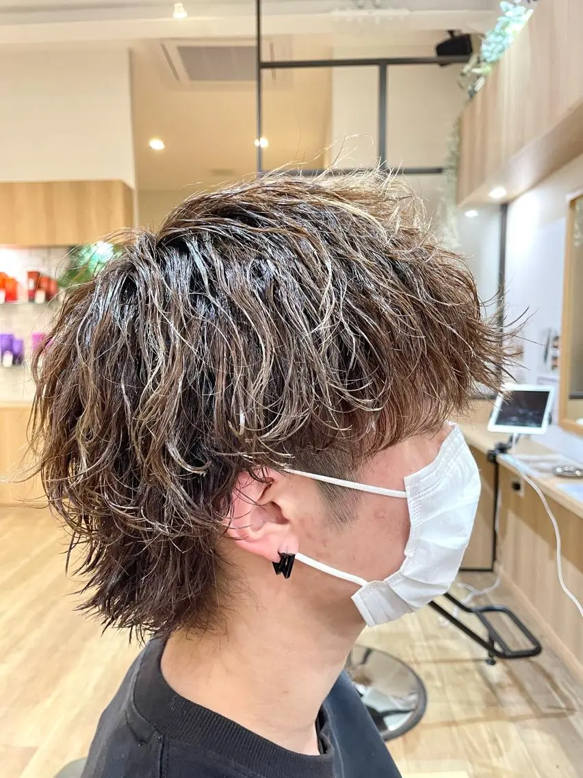 パーマ メンズ メンズブリーチ メンズパーマ 波巻きパーマ メンズウルフカット ウルフカット 木村 魁成のヘアスタイル