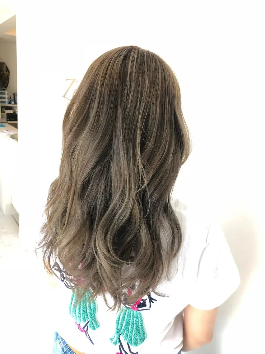 セミロング カラー Ze sealのヘアスタイル