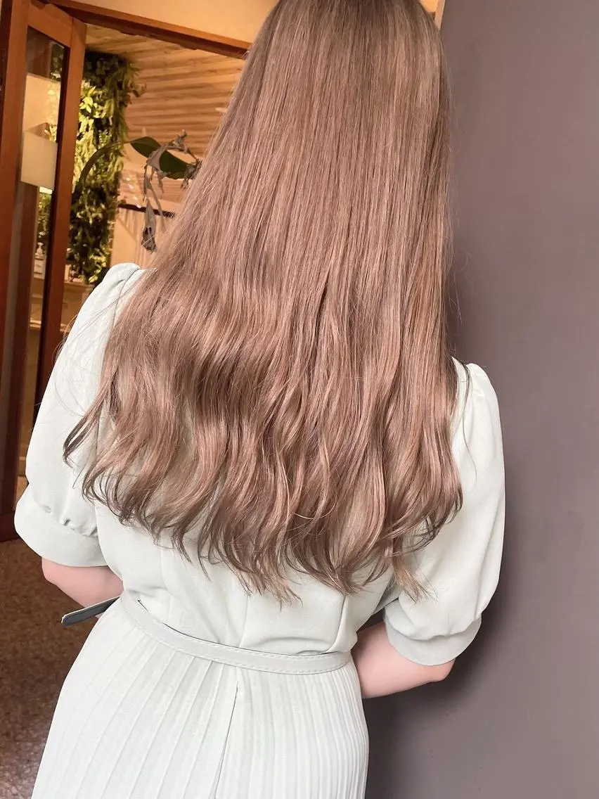 ロング カラー ベージュカラー ブリーチ ブリーチなしカラー オリーブベージュ 髪質改善 TIGRE tenjinのヘアスタイル