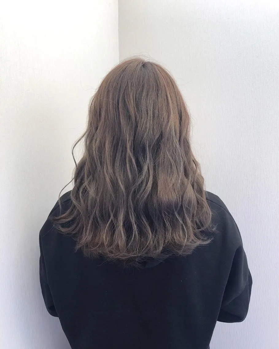 セミロング カラー アッシュ ベージュカラー 白井 つづりのヘアスタイル